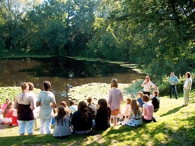 students at pool of peace messines spanbroekmolen